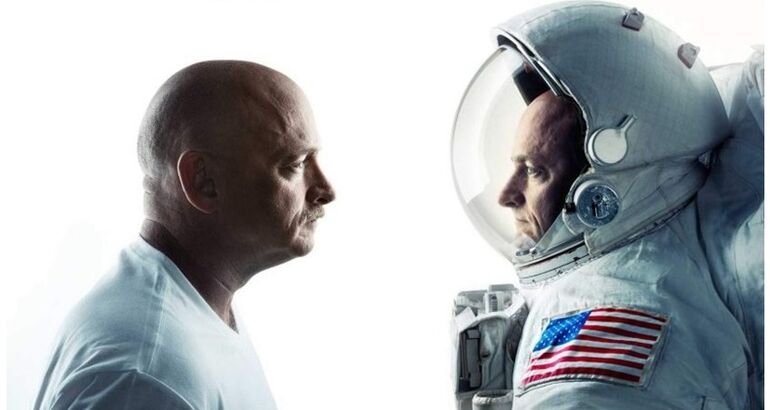 Fotografía de un hombre mirando frente a frente a su gemelo vestido con un traje espacial de la NASA, simbolizando el experimento de los gemelos en el espacio.