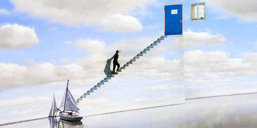 Escena surrealista con un hombre subiendo una escalera que flota sobre el mar, dirigiéndose hacia una puerta azul en el cielo, con un velero navegando debajo.