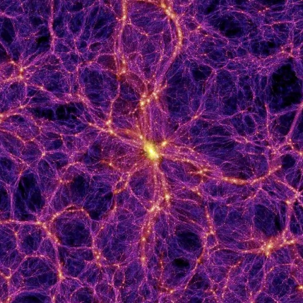 Simulación del universo mostrando la red cósmica de materia oscura, con filamentos púrpuras que conectan cúmulos de galaxias brillantes.