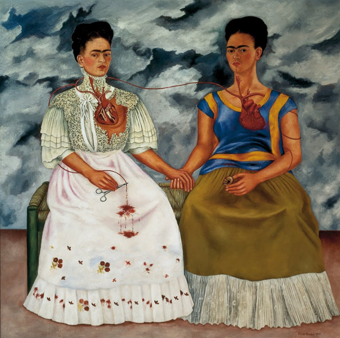 Pintura 'Las dos Fridas' de Frida Kahlo, mostrando dos versiones de la artista tomadas de la mano, con corazones expuestos conectados por una vena.