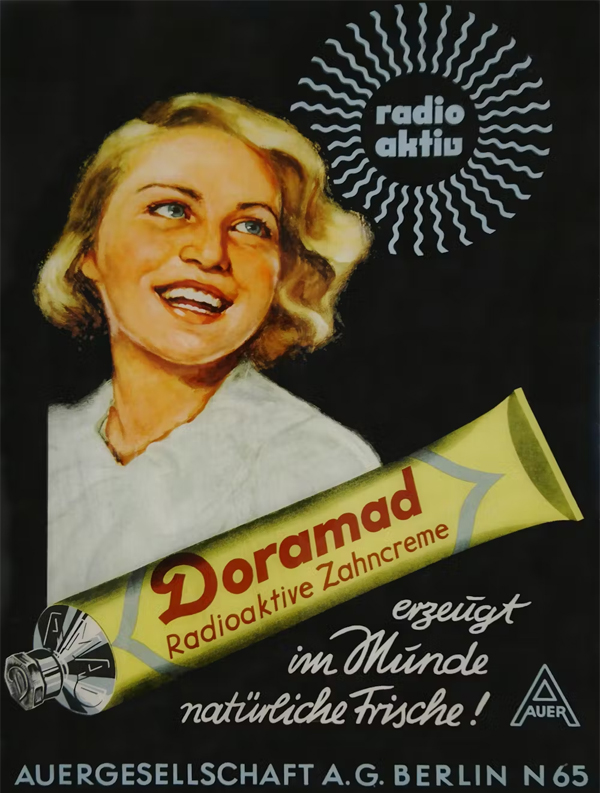 "Antiguo cartel publicitario alemán de la pasta dental Doramad, promocionada como 'radioactiva' y supuestamente capaz de producir frescura natural en la boca.
